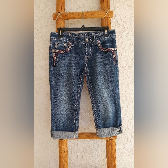 🔥 Miss Me Women's (28 W - 14 L) Cuffed Capri Distressed Jeans.🔥 FINAL PRICE 🔥 - Picture 2 of 4